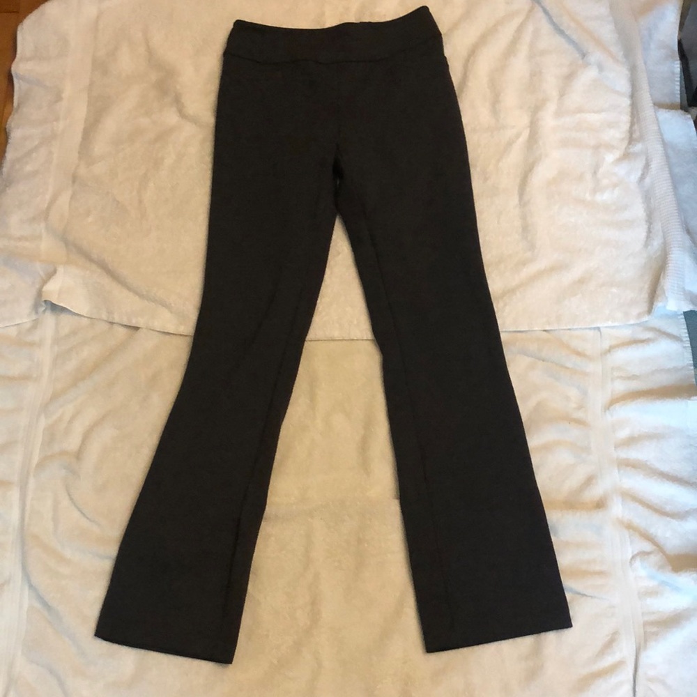 New York and company pull on pants. Size small tall, good condition.